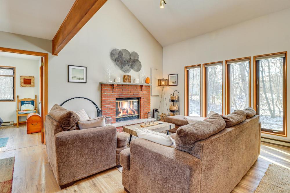 Private Spa, Fire Pit and Deck Poconos Home!